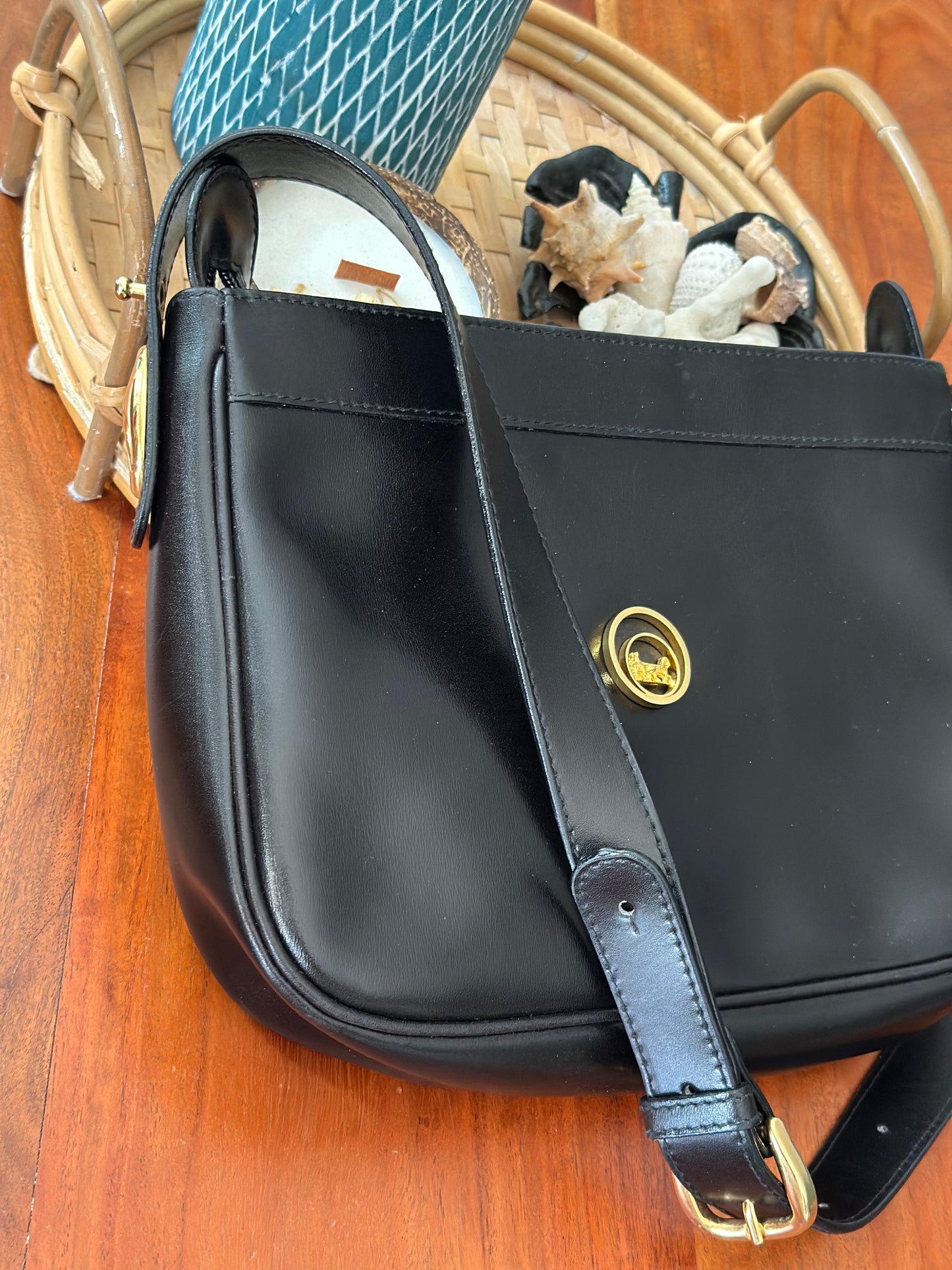 Sac à bandoulière modèle vintage 80/90s’ noir – cuir lisse logo doré