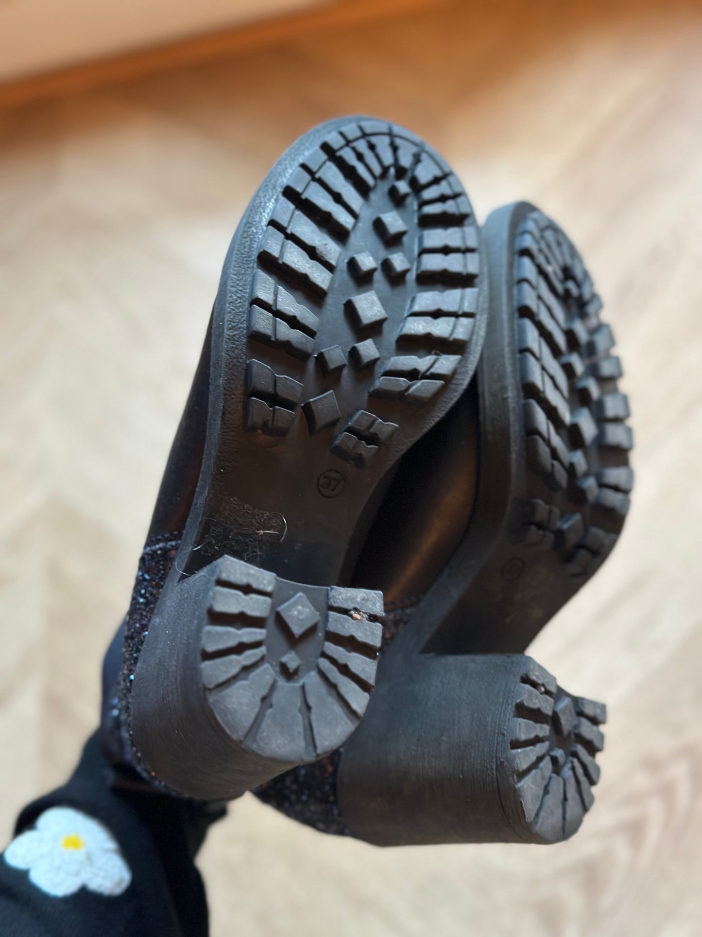 Bottines en cuir noir à empiècement pailleté P.37