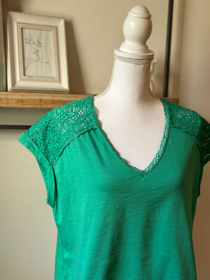 Top dentelle épaules vert en coton T.40