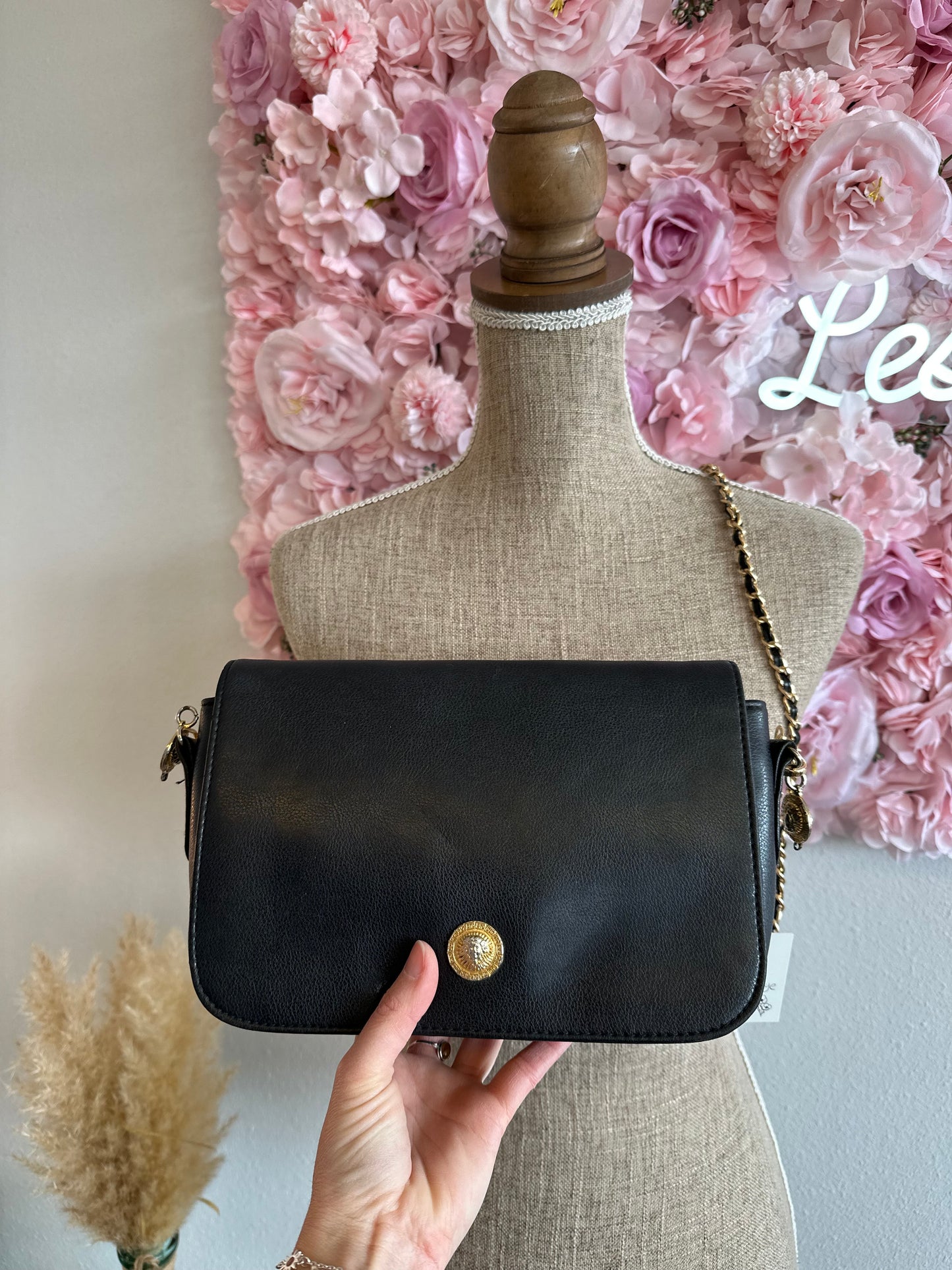 Sac en bandoulière noire en cuir avec détails dorés vintage