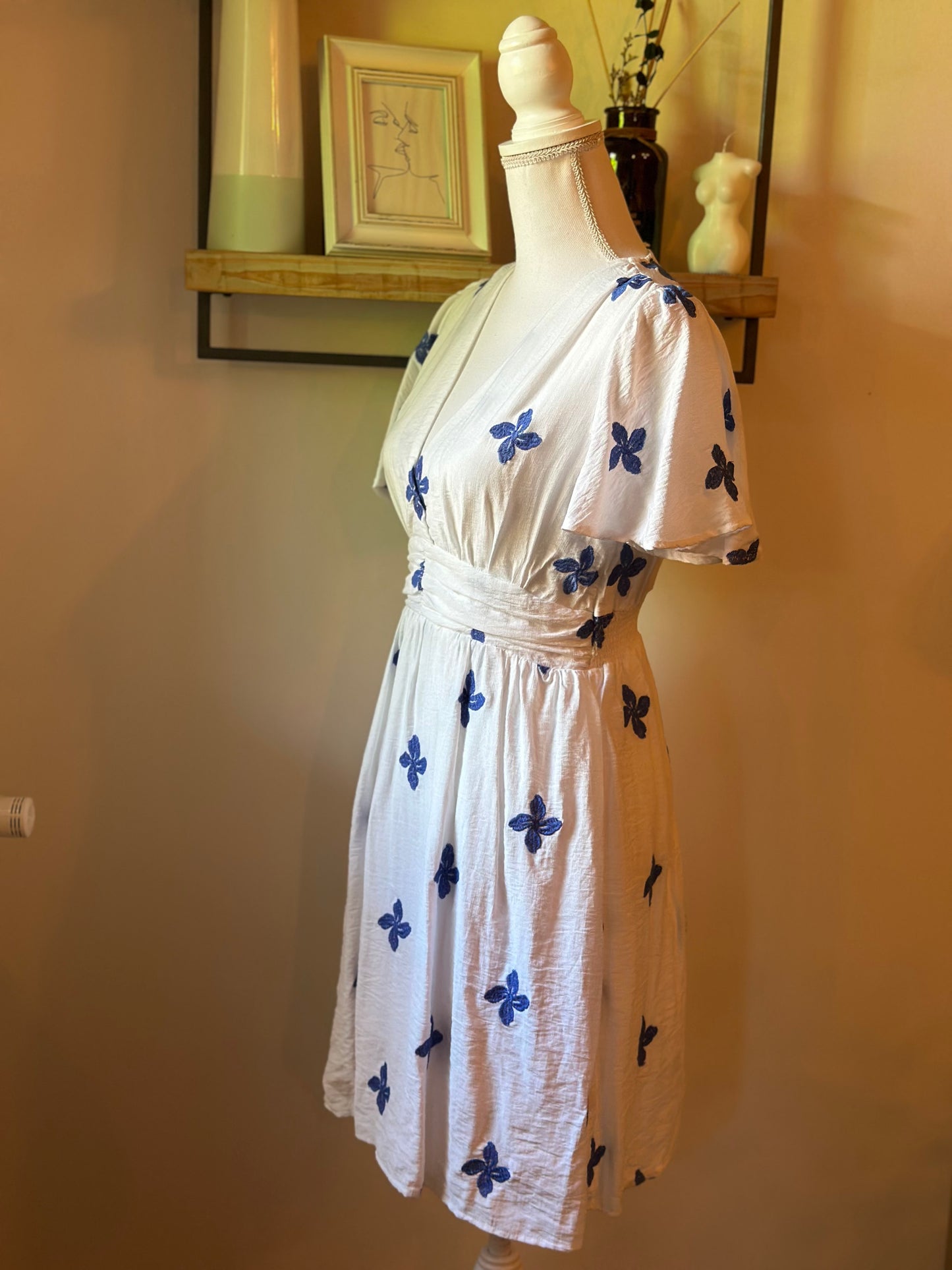 Robe blanche brodée bleue T.36/38