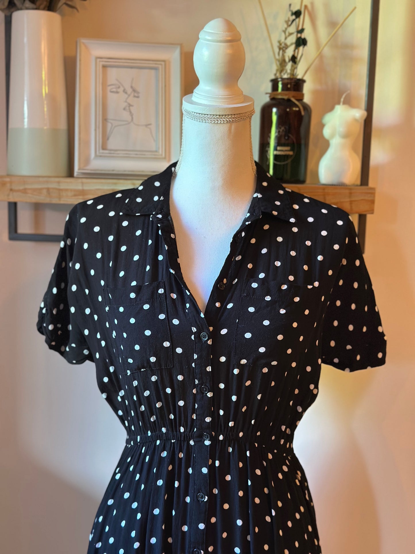 Robe courte noire à pois blancs style pin-up T.34