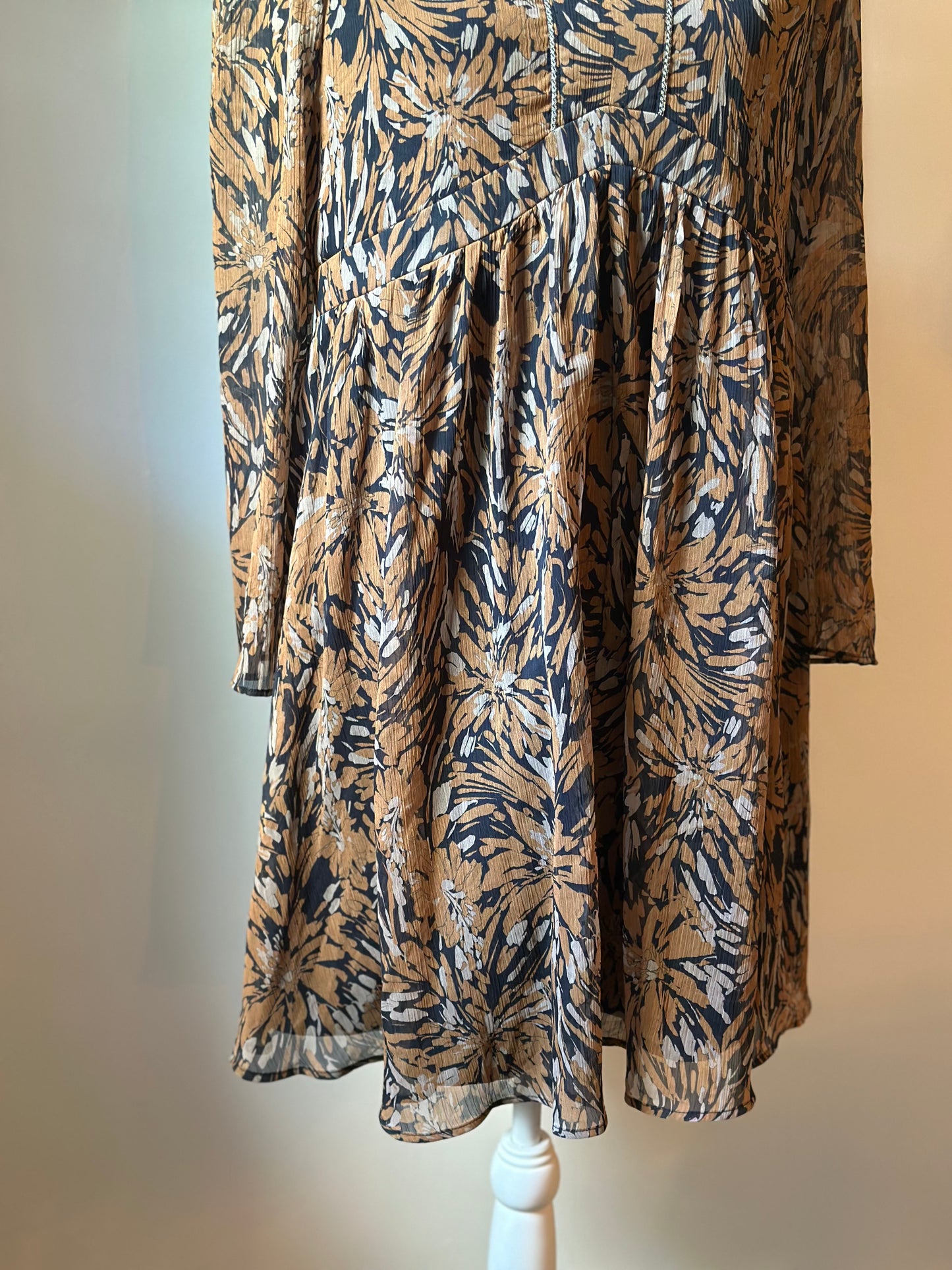 Robe fluide volantée imprimé noir col V manches longues T.38