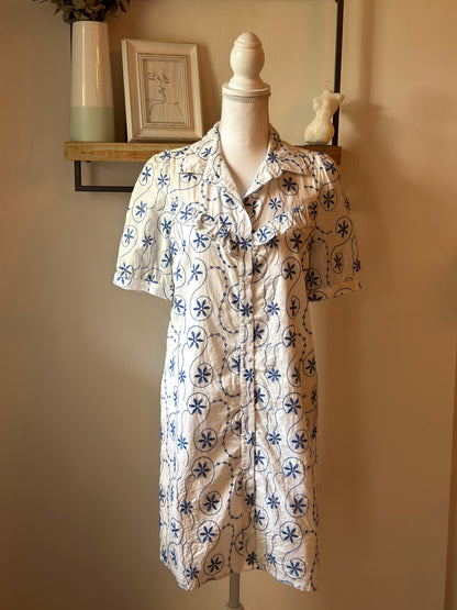 Robe blanche d’été brodée de fleurs bleues T.36