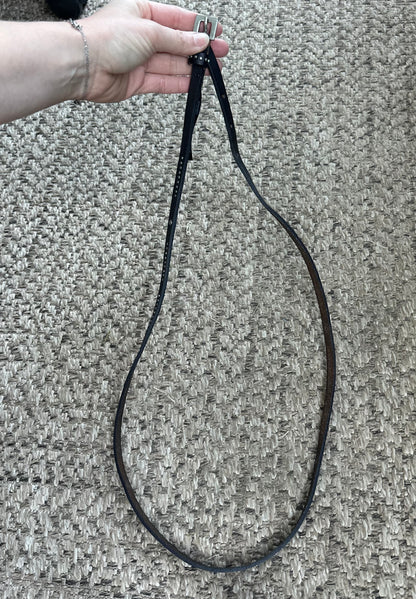 Ceinture fine en cuir noir cloutée – taille 95