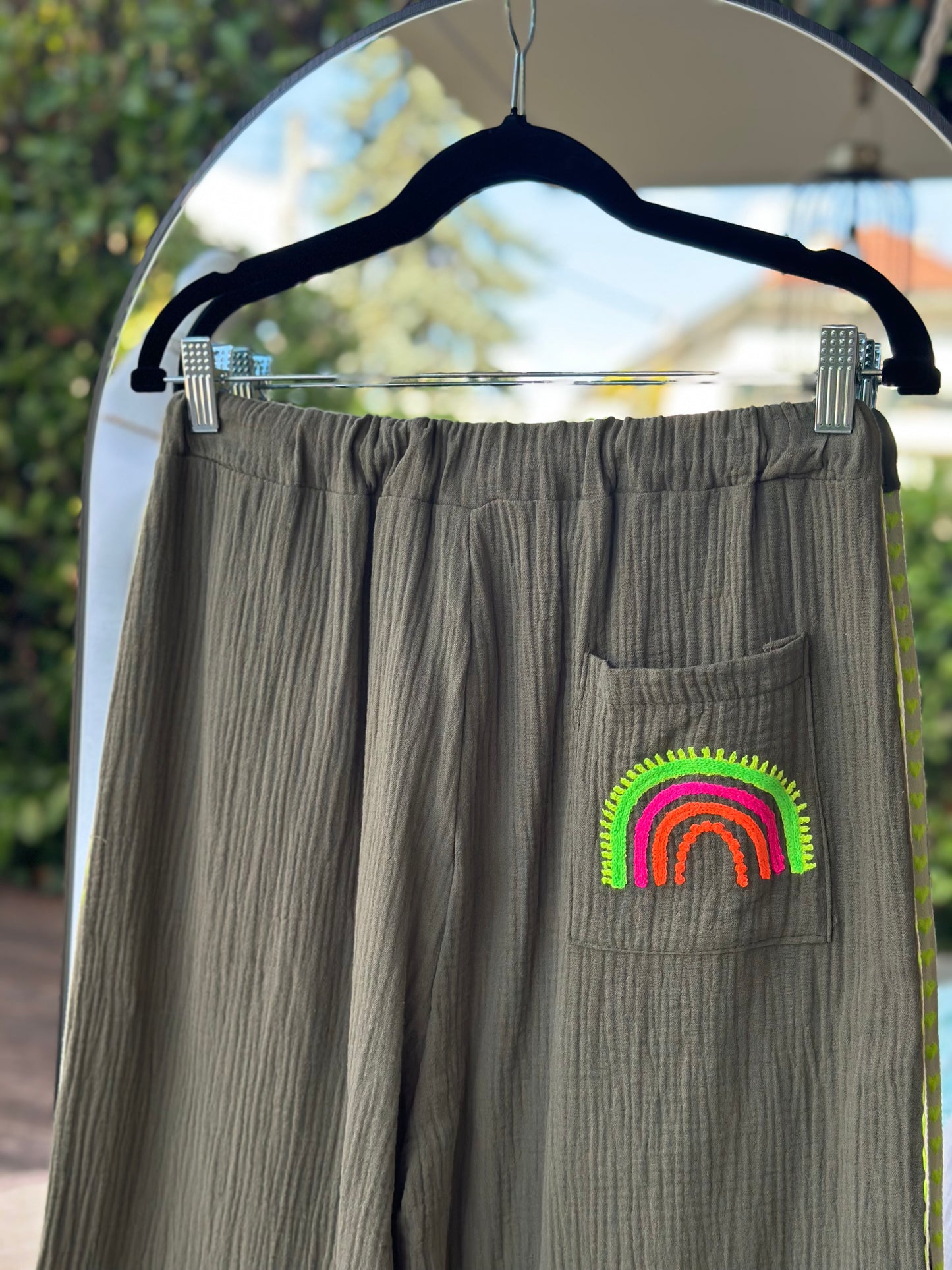 Pantalon en gaze de coton Made in Italy kaki brodé arc-en-ciel – T.U 36 à 44