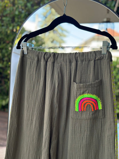 Pantalon en gaze de coton Made in Italy kaki brodé arc-en-ciel – T.U 36 à 44