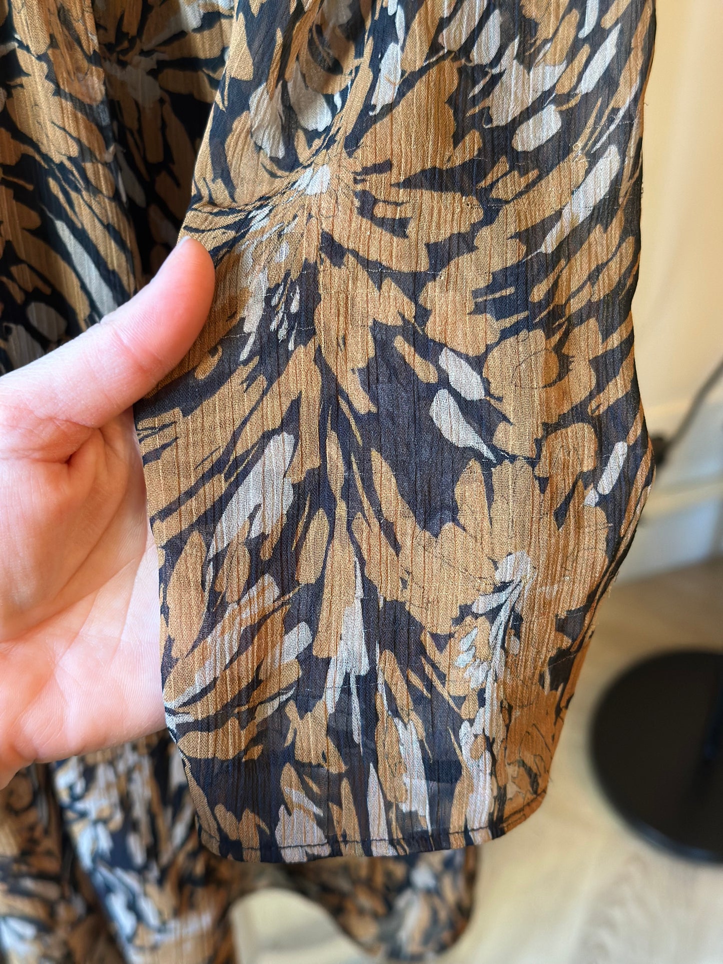 Robe fluide volantée imprimé noir col V manches longues T.38