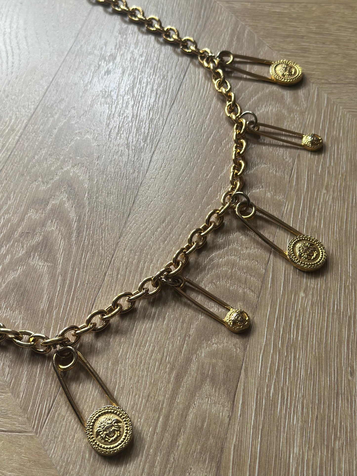 Ceinture chaîne dorée vintage épingles nourrice style 90s – 98 cm
