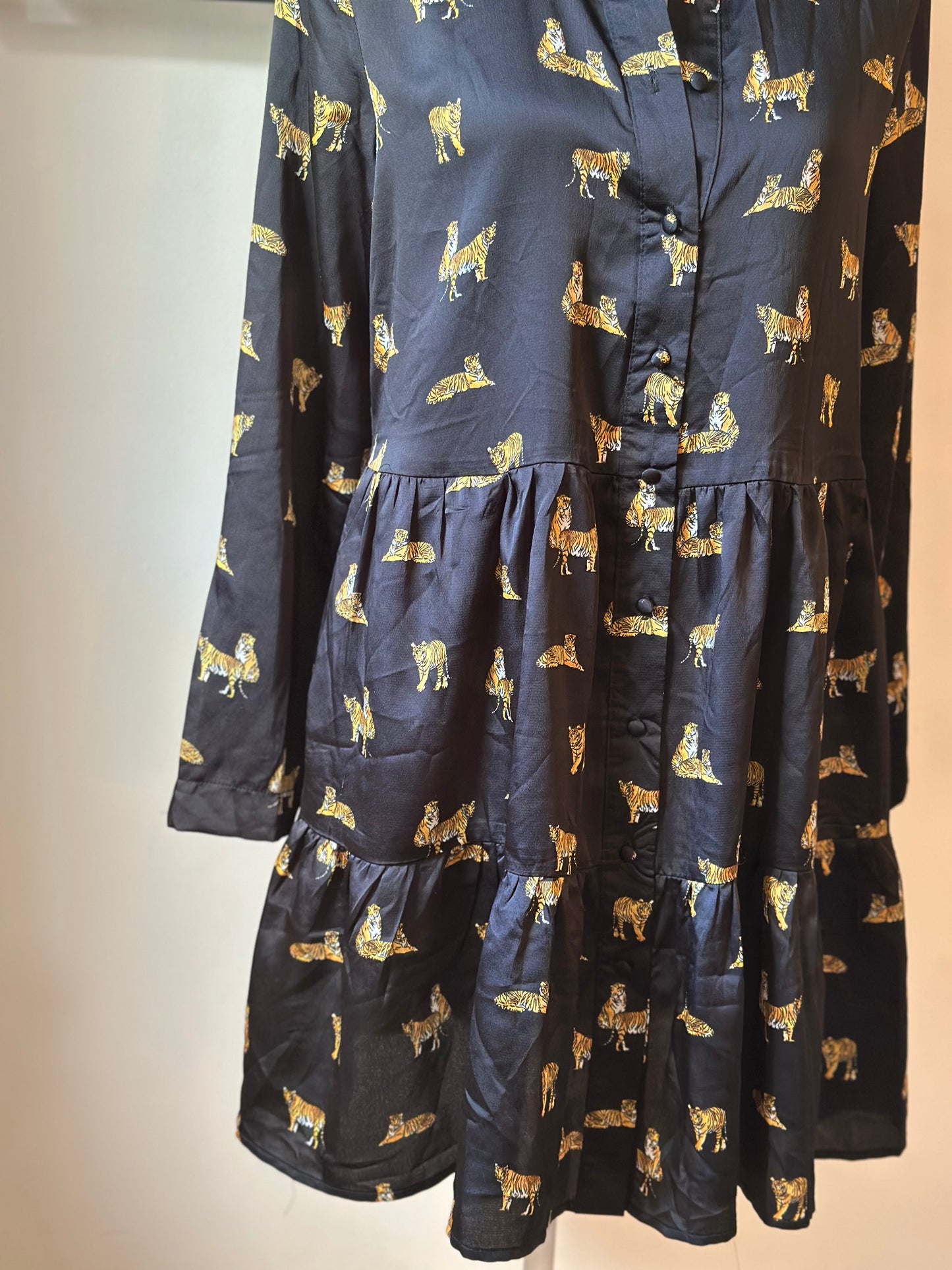 Robe courte fluide imprimé tigre noir et doré T.36