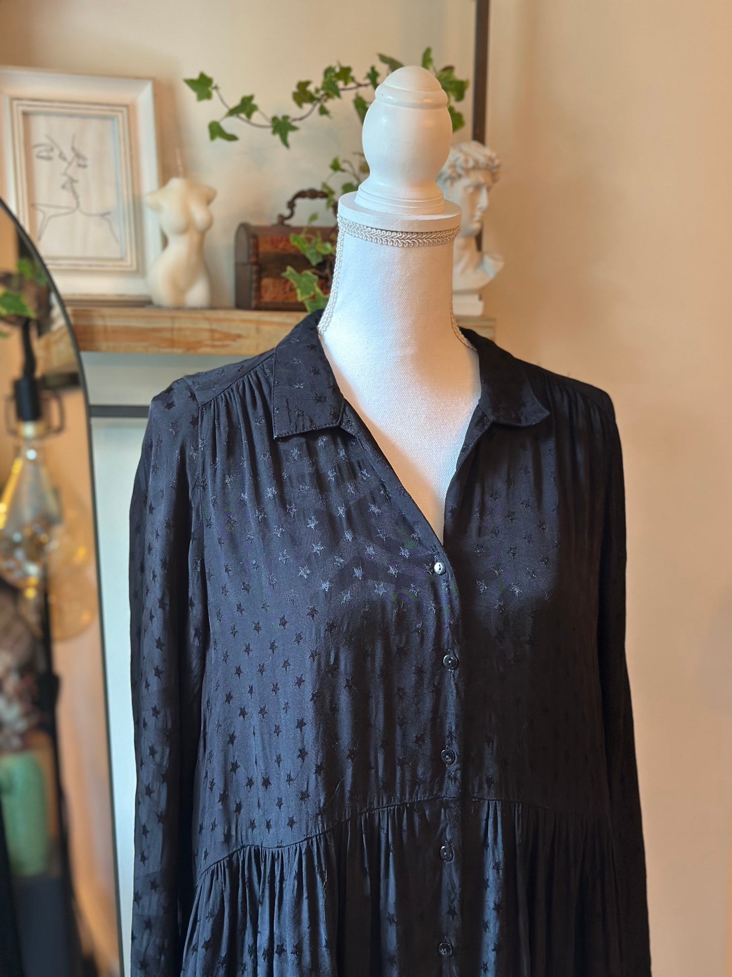 Robe noire fluide à motifs étoiles coupe babydoll T.36