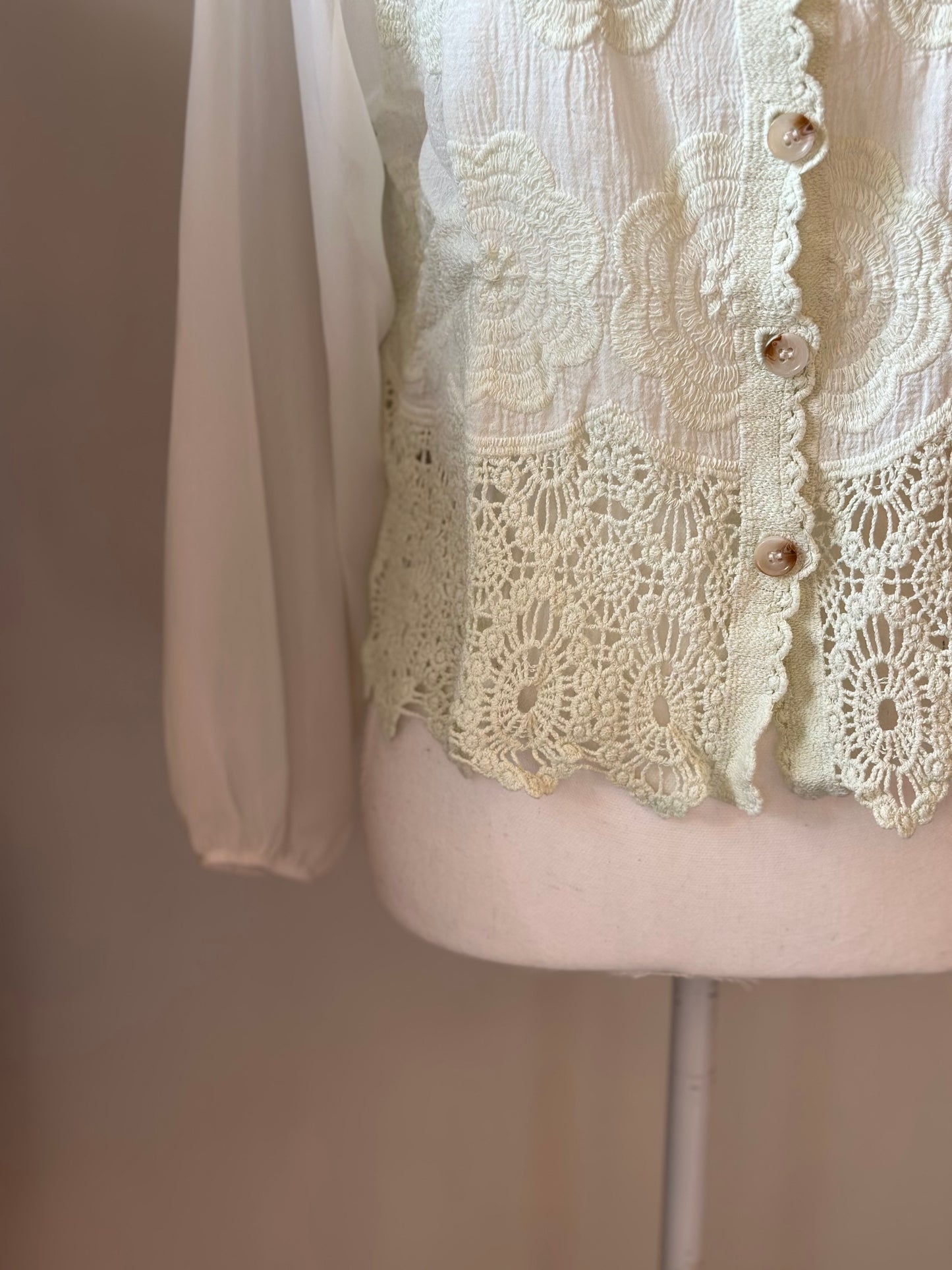 Gilet en dentelle à motifs floraux T.36/38