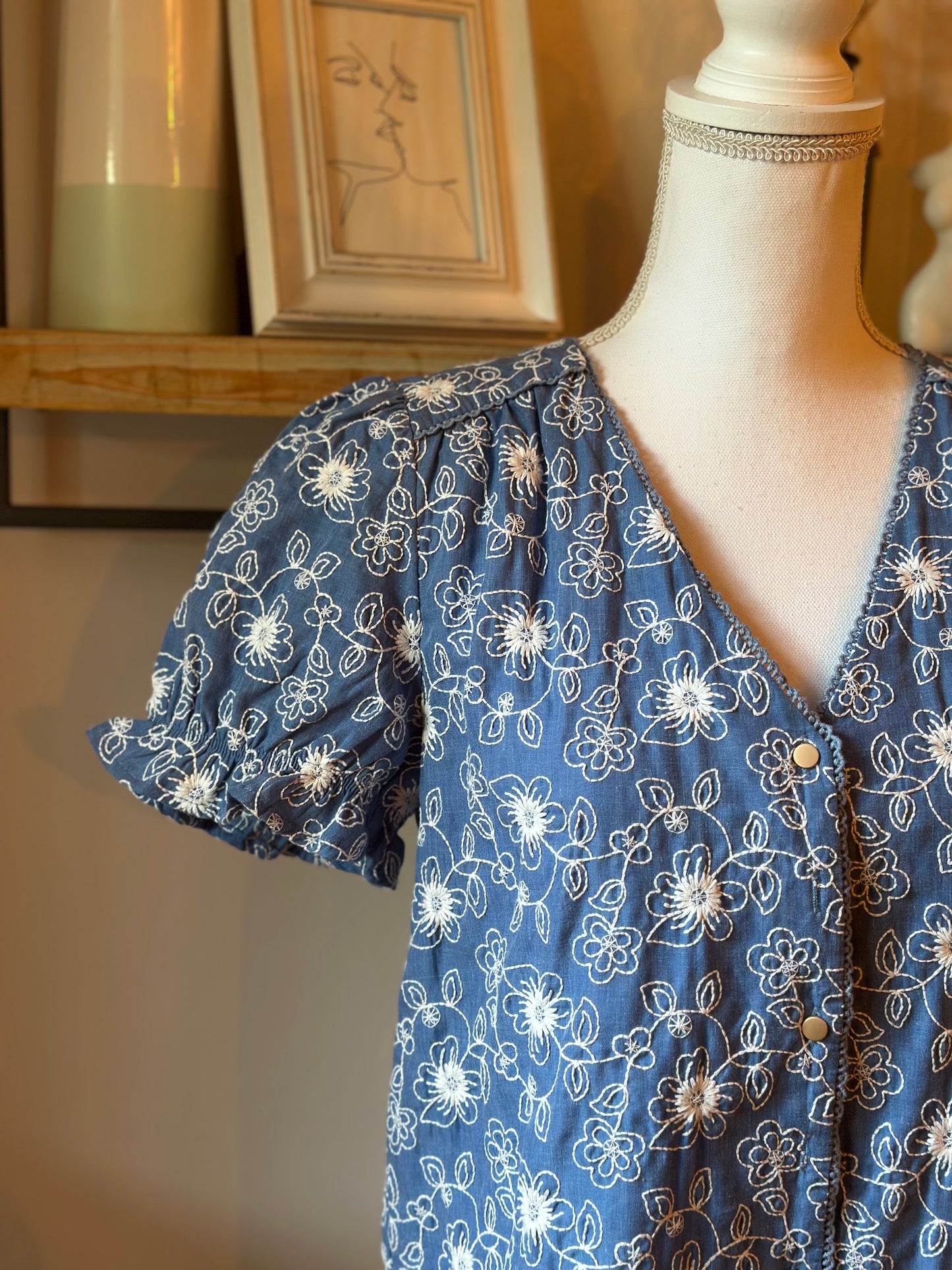 Blouse bleue brodée fleurs coton T.36/38