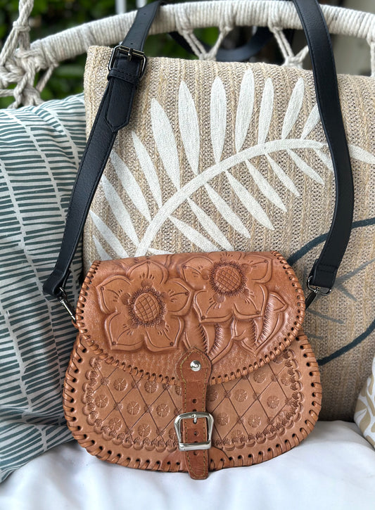 Sac bandoulière cuir artisanal camel gravé fleurs