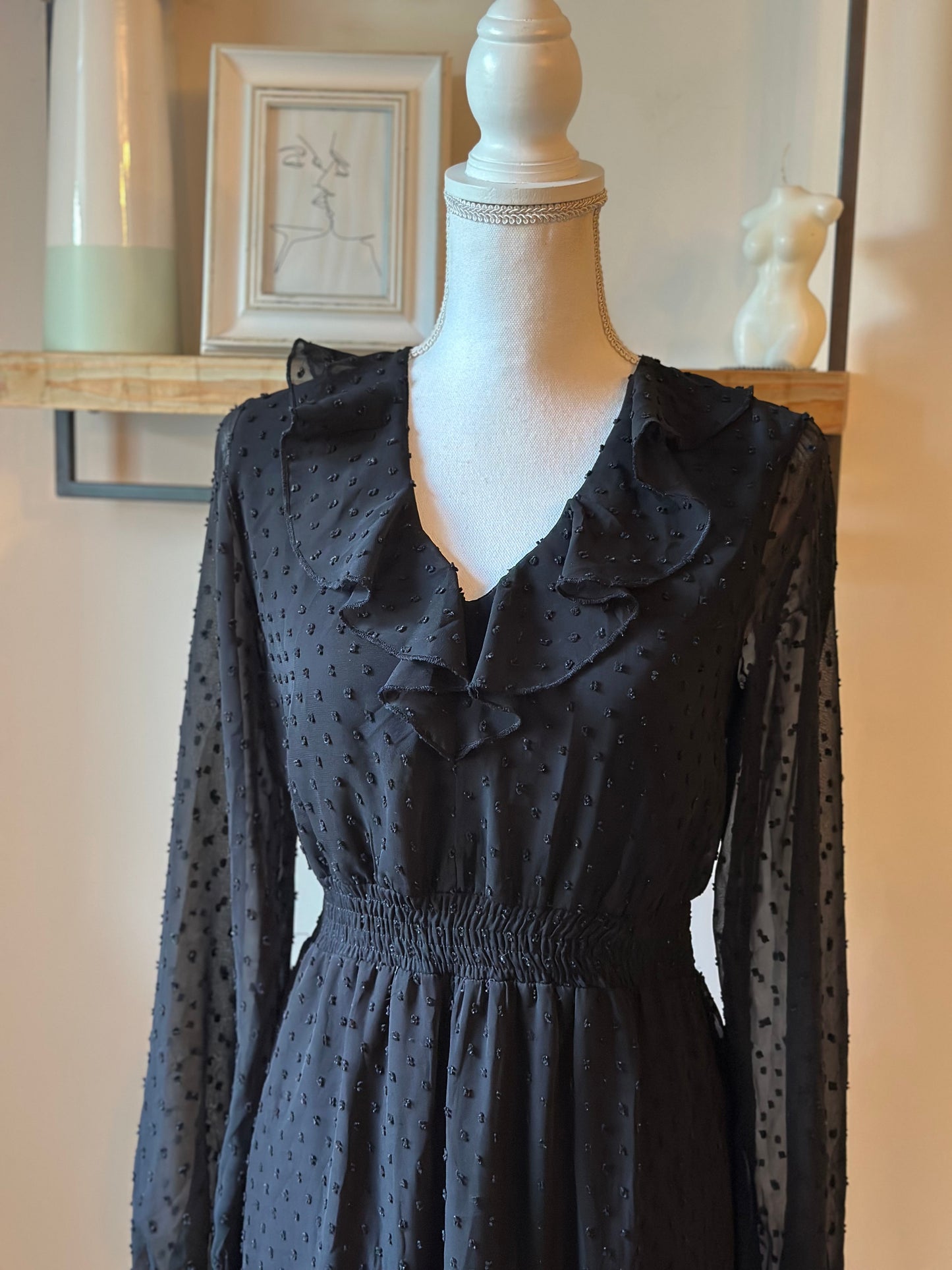 Robe noire plumetis à volants – T.36