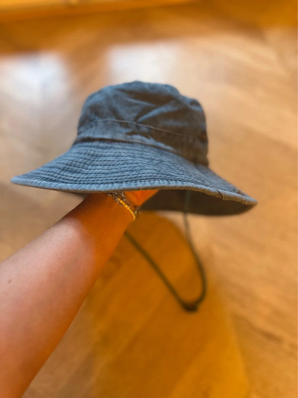 Chapeau unisexe bleu effet denim avec cordon neuf