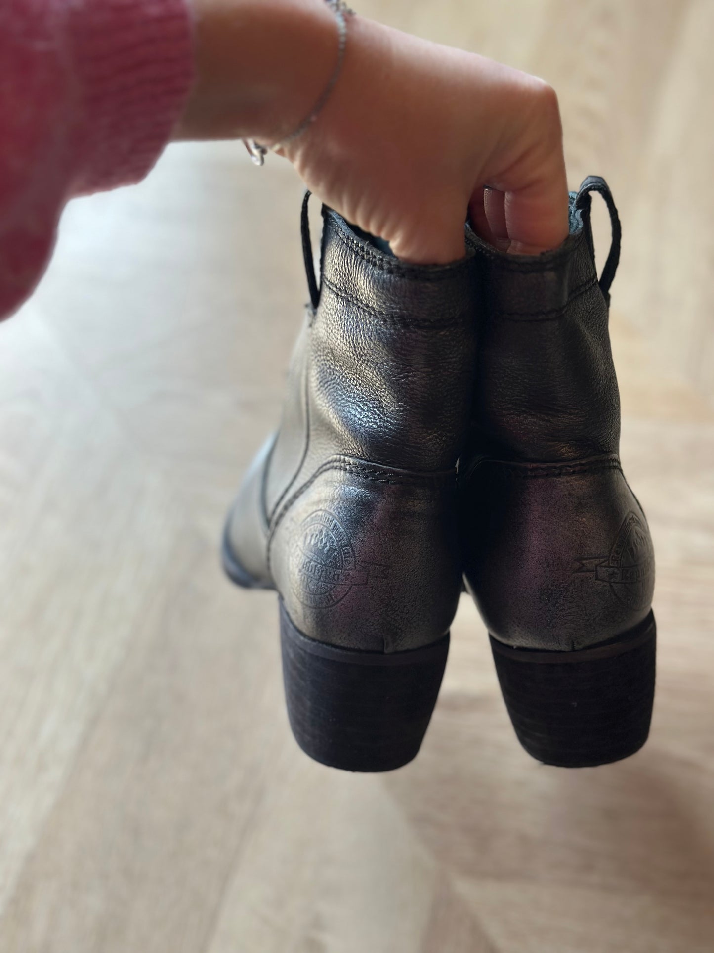 Bottines cuir noir talon P.37