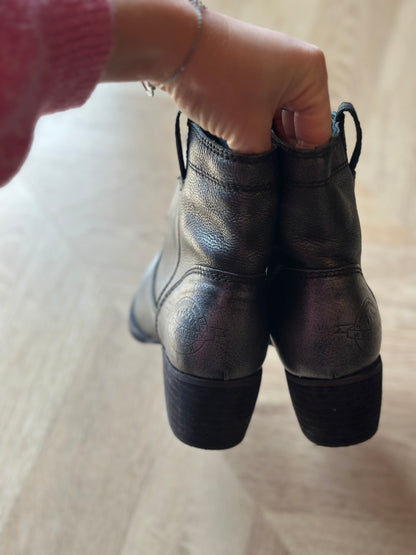 Bottines cuir noir talon P.37