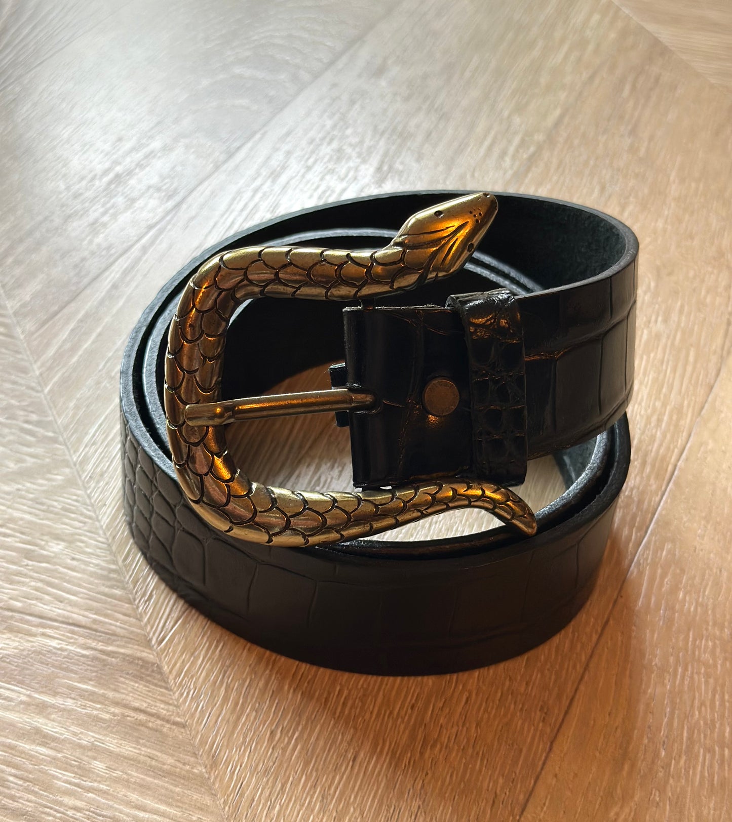 Ceinture large cuir noir embossé effet croco boucle serpent dorée – Handmade Italy longueur 110 cm