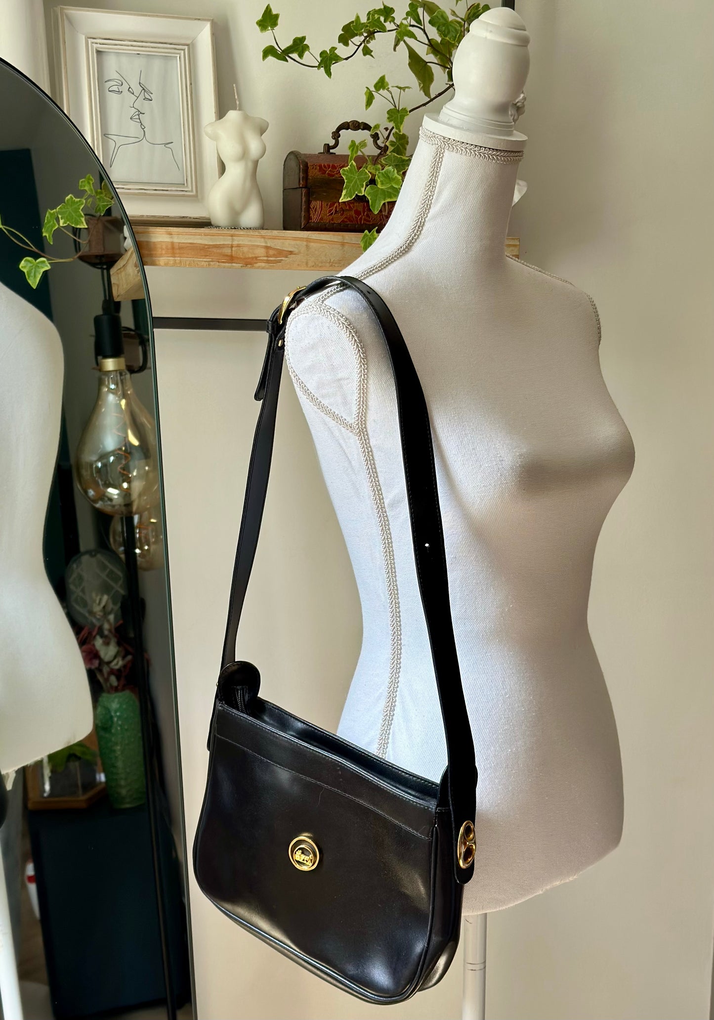 Sac à bandoulière modèle vintage 80/90s’ noir – cuir lisse logo doré