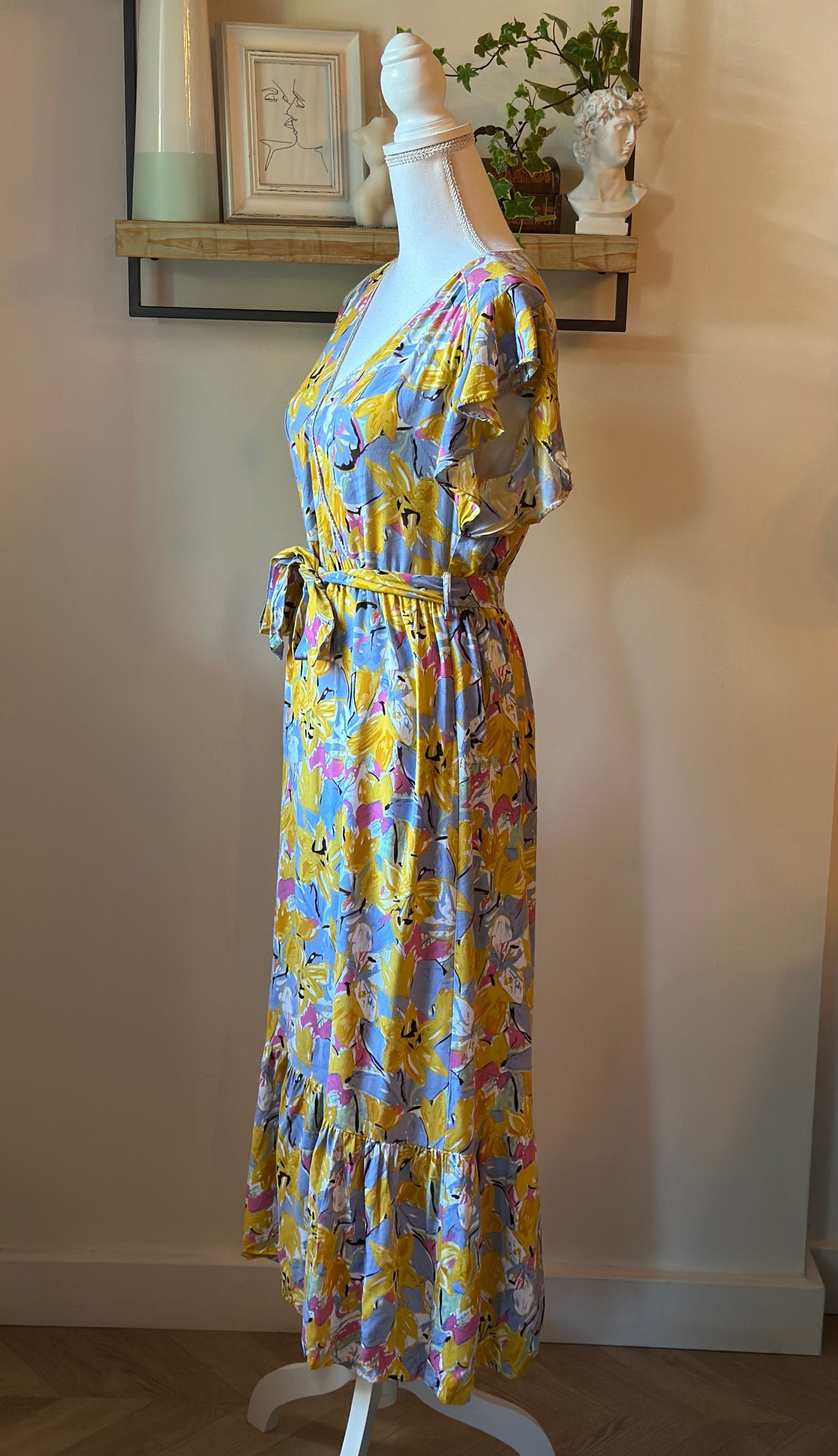 Robe mi-longue fleurie ceinturée T.36