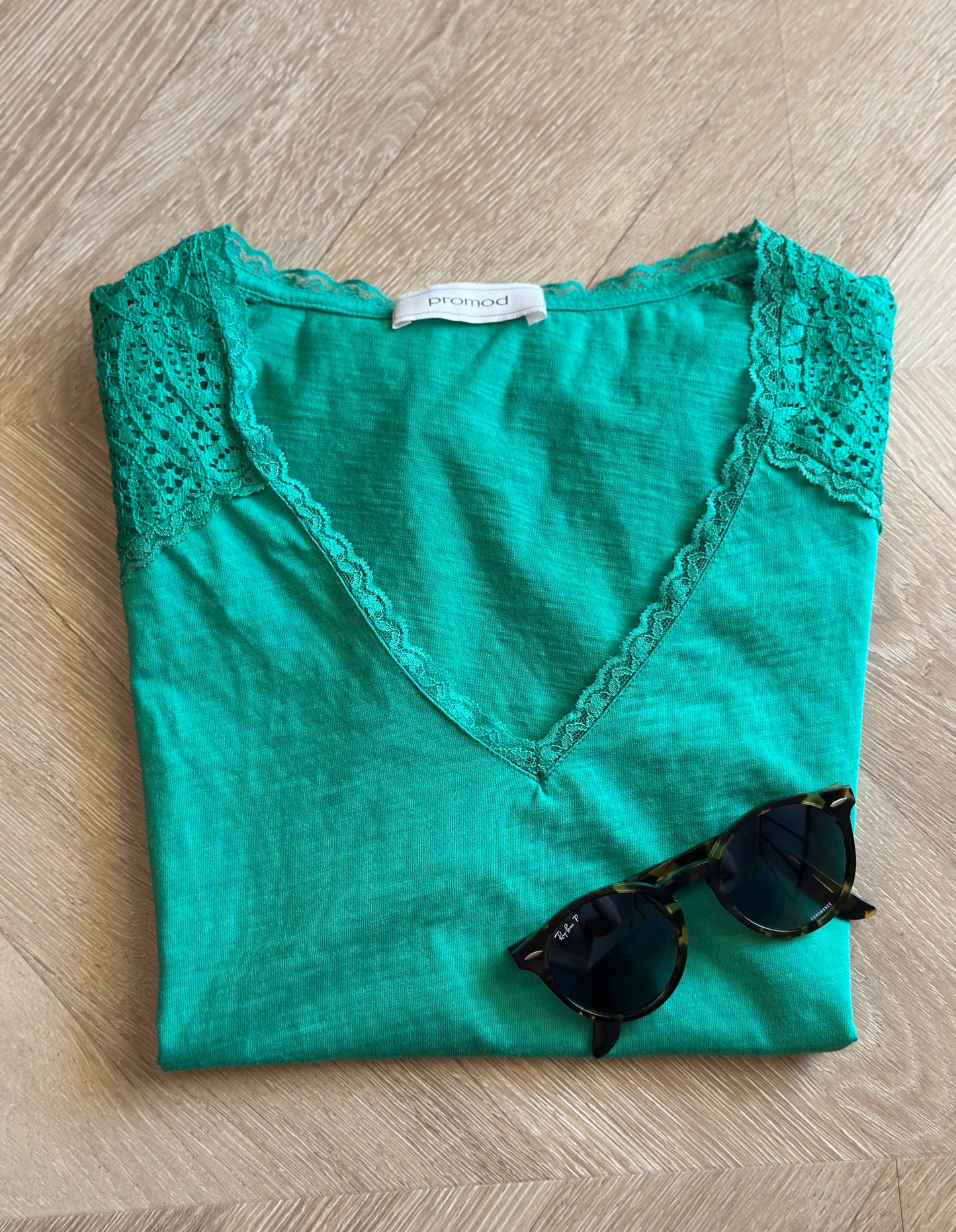 Top dentelle épaules vert en coton T.40