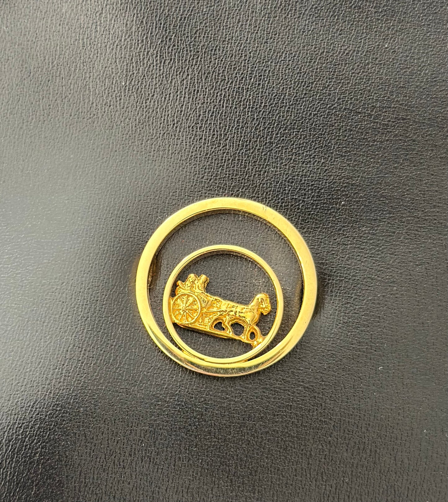 Sac à bandoulière modèle vintage 80/90s’ noir – cuir lisse logo doré