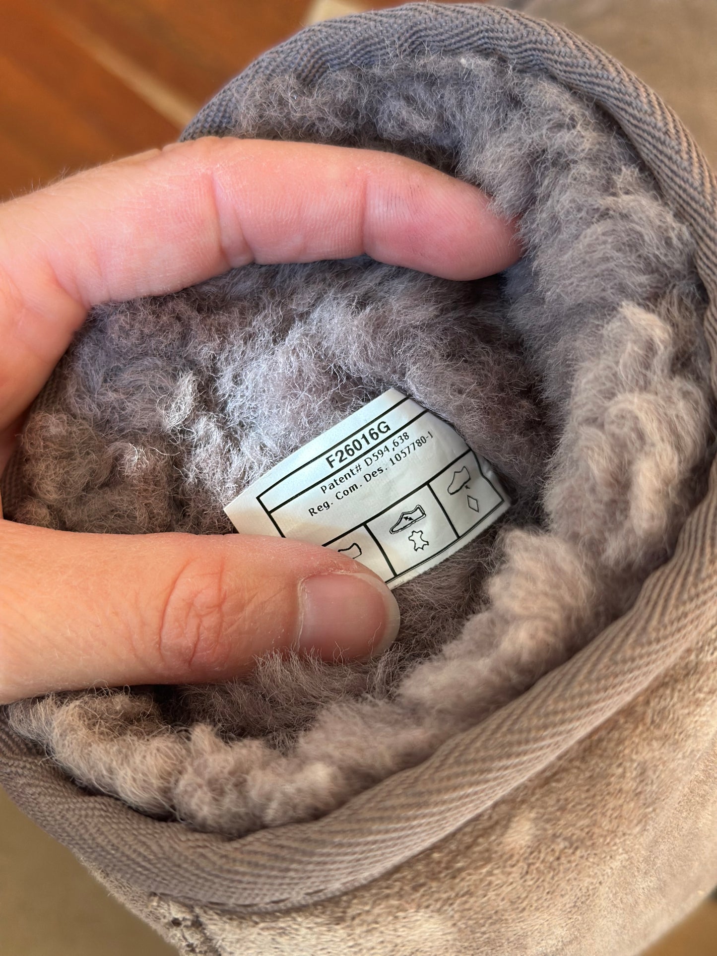 Bottines fourrées en suède UGG Classic Short II – Couleur Syrah Grey P.36