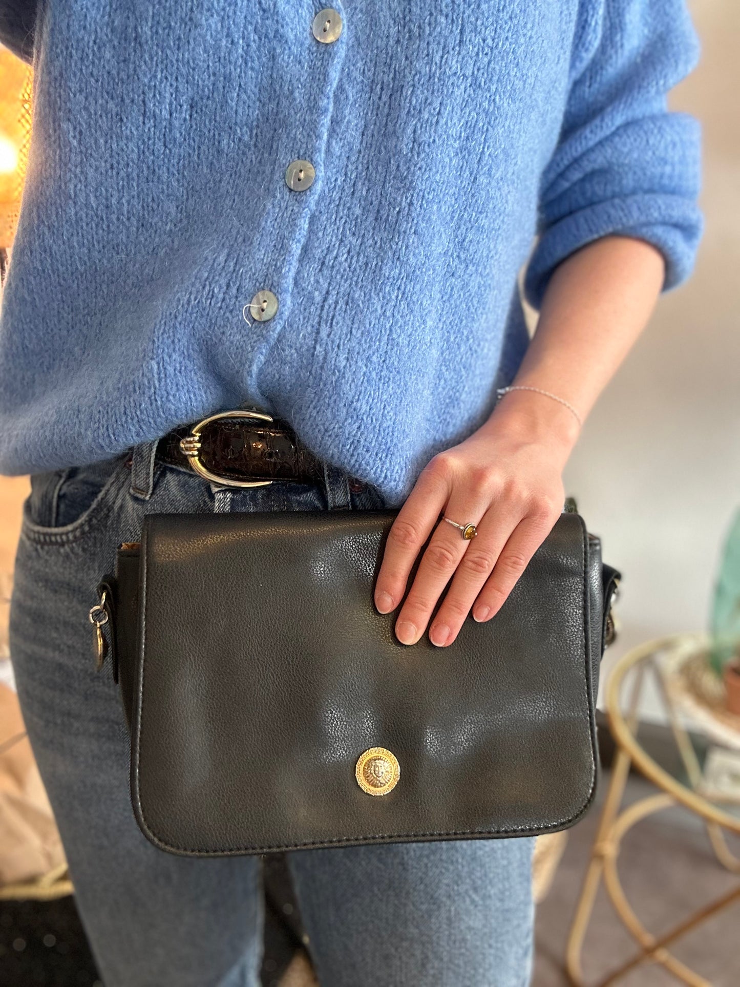 Sac en bandoulière noire en cuir avec détails dorés vintage