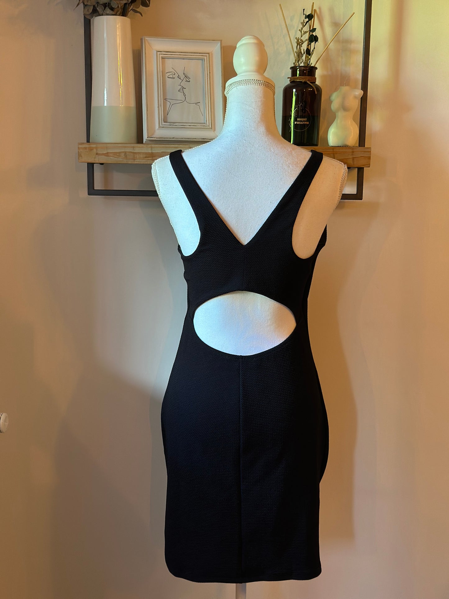 Robe courte noire dos ouvert texturée T.38