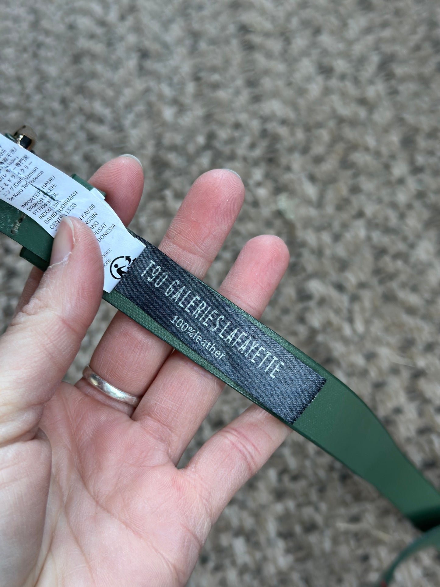 Ceinture fine en cuir vert boucle dorée 85 cm