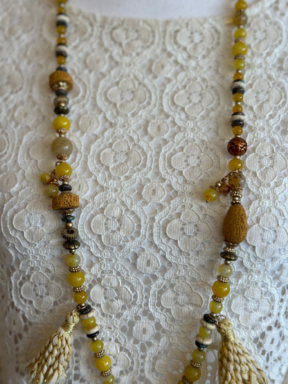 Collier sautoir bohème perles jaunes et coquillages dorés