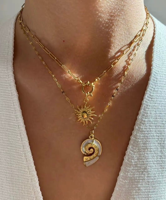 ✨ Duo de colliers dorés “Soleil & Coquillage” – Acier inoxydable (vendus ensemble)